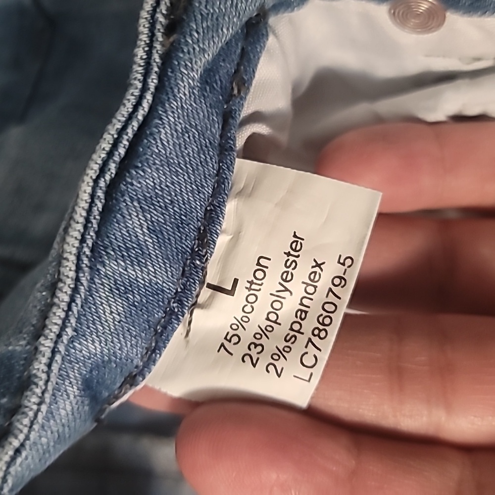 Bermuda Shorts - Picture 2 of 3